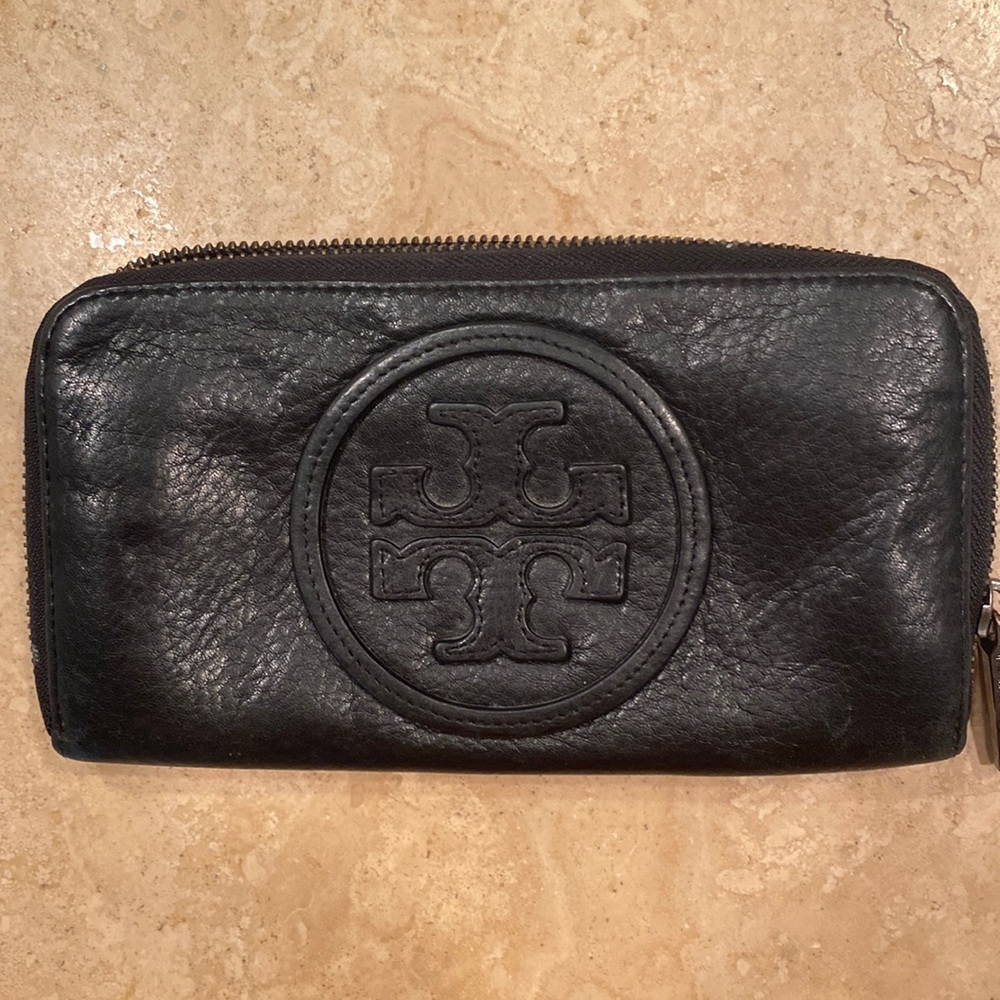 Beautiful Tory Wallet.    LOWEST PRICE